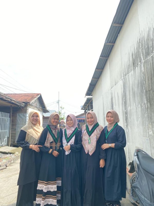 Memperingati Hari Ibu, Pengurus Kohati Tanjab Barat Bagikan Paket Sembako Secara Door To Door