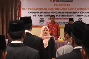 Bawaslu Tanjab Barat Lantik 39 Anggota Panwascam Se-Kab. Tanjung Jabung Barat.