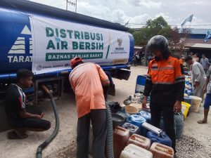 Kemarau melanda, BAZNAS Tanjab Barat Distribusikan Air Bersih Kepada Masyarakat.