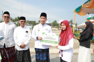 Pada Momen Upaca Peringatan Hari Santri, Baznas Tanjab Barat Serahkan Hadiah Pemenang Lomba Santripreneur