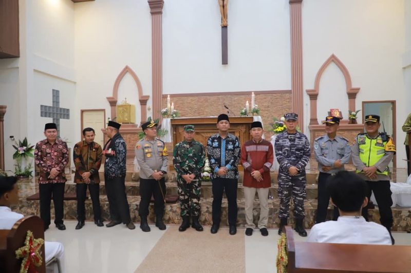 Jamin Keamanan Natal, Ketua DPRD Tanjab Barat bersama Pemkab Tanjab Barat  Turun Langsung Pantau Gereja